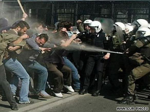 ေလေပါင္းအားျပင္းေသာမီးသတ္ပိုက္ျဖင့္ ဆႏၵျပသူမ်ား ကို ႏွိမ္ႏွင္းေနစဥ္