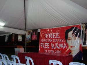 ေမြးေန ့ဆုေတာင္းသူမ်ားကို ဖမ္းဆီးေခၚေဆာင္ သြားစဥ္ က်န္ရွိခဲ့ေသာ ဆုေတာင္းပြဲ က်င္းပမည့္ အခမ္းအနားေန ရာ