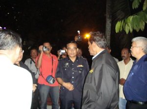 ပယ္တလင္ဂ်ယာ ရဲမႈးက ပြဲ ကိုဖ်က္သိမ္းရန္ ႏွင့္ ျမန္မာမ်ားရဲစခန္း သို ့လိုက္ခဲ့ရန္ လာေရာက္ ေျပာၾကားစဥ္ ဓာတ္ပံု-Freedom News Group