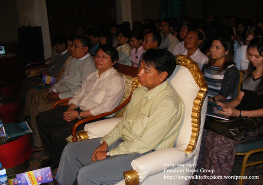 Park Royal Hotel တြင္က်င္းပသည့္ Diamond Palace Travel and Tours  ကုမၸဏီ မွ အြန္လိုင္းဗီဆာ ႏွင့္ပတ္သက္၍ ရွင္းလင္းပြဲတြင္ ဟိုတယ္ႏွင့္ ခရီးသြားလာေရး ၀န္ႀကီး ဗိုလ္မႈးခ်ဳပ္ ေအးျမင့္ၾကဴ အိပ္ငိုက္ေနပံု 