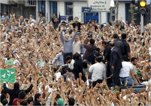 ေထာက္ခံသူမ်ားကို တနလၤယေန ့ကတရားေဟာေန သည့္ မူဆာဗီ ဓာတ္ပံု-နယူးေယာက္တိုင္း