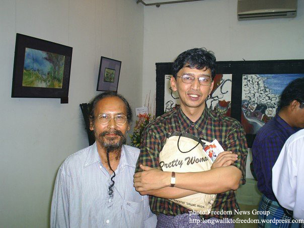 ၂၀၀၅ ခုႏွစ္ဇန္န၀ါရီလက ၃၄ လမ္းအထက္လမ္းရွိ AZDA ပန္းခ်ီျပခန္းတြင္ ယခုေထာင္ဒဏ္ ၆၅ ႏွစ္အျပစ္ေပးခံရသူ ေက်ာင္းသားေခါင္းေဆာင္ ကိုမင္းကိုႏိုင္ႏွင့္ တေယာကိုတင္ရီတို ့ကိုအတူေတြ ့ရစဥ္