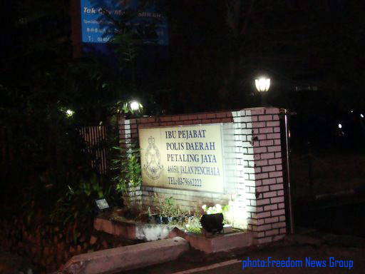 ေဒၚေအာင္ဆန္းစုၾကည္ ေမြးေန ့ဆုေတာင္းပြဲ တက္ေရာက္သူ မ်ားကို မေလရွားရွိ ပယ္တလင္းဂ်ယာ ရဲ ကဖမ္းဆီးသြားၿပီး ႏိုင္ငံကူးလက္မွတ္ မရွိသူ ၁၄ ဦးလ၀က ရဲသို ့ယေန ့လႊဲေျပာင္းေပးခဲ့ၿပီး နယ္ႏွင္ ဒဏ္ေပးမည္ ျဖစ္သည္၊ပံုတြင္ ေဒၚေအာင္ဆန္းစုၾကည္ ေမြးေန ့ဆုေတာင္းပြဲ ျပဳလုပ္ သူမ်ားအားဖမ္းဆီး သြားသည္ ့ပယ္တလင္းဂ်ယာရဲစခန္းကို ေတြ ့ရစဥ္