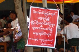 ပလတ္စတစ္ အိတ္မသံုးစြဲရစီမံခ်က္ေၾကာင့္ လက္ဖက္ရည္ဆိုင္မ်ားက ပါဆယ္သယ္လို သူမ်ား ထည့္စရာယူလာပါရန္ ပန္ၾကားထားပံု