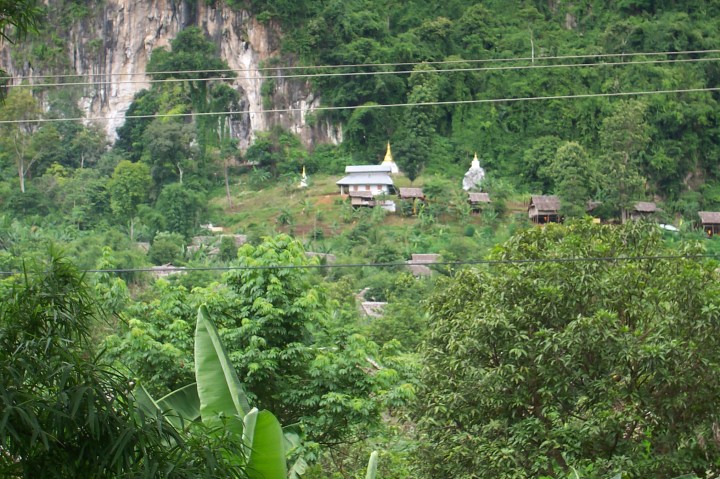 ၀က္တုပ္ေကြး ကပ္ေရာဂါေၾကာင့္ စိုးရိမ္ထိတ္လန္ ့ေနၾကစဥ္ ရဲမႈးႀကီး အျဖစ္မွ ရန္ကုန္တိုင္း အေထြအေထြ အုပ္ခ်ဳပ္ေရးမႈးျဖစ္လာသူ ဦးခင္ေမာင္သိန္္း၏ ေက်ာင္းသားမ်ား မ်က္ႏွာ ဖံုးမတပ္ရ အမိန္ ေၾကာင့္ ေက်ာင္းသားမိဘ မ်ားက စိတ္ပူသျဖင့္္ ကေလး မ်ားကို ေက်ာင္းမတက္ခိုင္းေတာ့ ဟုသိရသည္။