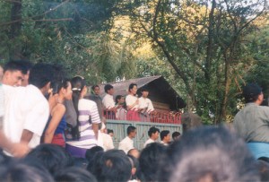 ၁၉၉၆ ခုႏွစ္က သူမ၏ ေနအိမ္ၿခံေရွ့မွ ေန၍ ျပည္သူမ်ားကို တရားေဟာၾကားခဲ့စဥ္