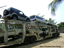 ျမ၀တီ တင္ပို ့မည့္ ကားမ်ားကုိ ဘန္ေကာက္မွာ မဲေဆာက္သို ့ကားတင္ ေလာ္ရီကားႀကီးမ်ားျဖင့္ သယ္ေဆာင္လာစဥ္ ျမ၀တီ တင္ပို ့မည့္ ကားမ်ားကုိ ဘန္ေကာက္မွာ မဲေဆာက္သို ့ကားတင္ ေလာ္ရီကားႀကီးမ်ားျဖင့္ သယ္ေဆာင္လာစဥ္