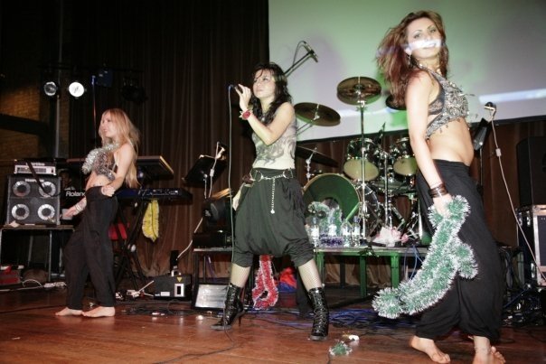 နာဂစ္ ဒုကၡသည္မ်ားရံပံုေငြ လန္ဒန္ေဖ်ာ္ေျဖပြဲတြင္ အဆိုေတာ္ တင့္တင့္ထြန္း သီဆိုေဖ်ာ္ ေျဖေနစဥ္