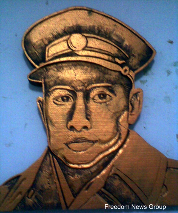 ထိုင္း-ျမန္မာ နယ္စပ္တြင္ က်င္းပေသာ အာဇာနည္ေန ့အခမ္းအနားတစ္ခုတြင္ ဗိုလ္ခ်ဳပ္ ေအာင္ဆန္း၏ ရုပ္ပံုကို ေဖာ့ျဖင့္ ထြင္းထု၍ ပန္းပု ျပဳလုပ္ထားသည္ ကို ေတြ ့ရစဥ္ (ပန္းပု ဖန္တီးသူ ပန္းခ်ီဆရာ ဥာဏ္စိုး)