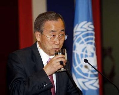 ေဒၚေအာင္ဆန္းစုၾကည္ႏွင့္ ေတြ ့ဆံုခြင့္မရသည့္ ဘန္ကီမြန္း ၏ ျမန္မာႏိုင္ငံခရီးစဥ္မွ အျပန္ ထိုင္းႏိုင္ငံဘန္ေကာက္ၿမိဳ ့တြင္ ထိုင္း၀န္ႀကီးခ်ဳပ္ ႏွင့္ ေတြ ့ဆံူ၏ုအၿပီး ျမန္မာျပည္ ခရီးစဥ္္ သတင္းစာရွင္းလင္းပြဲ ျပဳလုပ္ရာ ေမာလြန္းအားႀကီးသျဖင့္ေရ ခဏ ေသာက္ေနရေသာ ဘန္ကီမြန္း