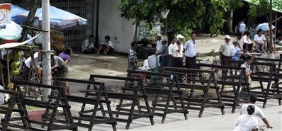 ယေန ့အင္းစိန္ေထာင္အနီးျမင္ကြင္း(AP Photo/Khin Maung Win)