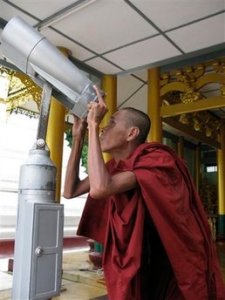 ေနၾကတ္မႈျဖစ္စဥ္ကို ယေန ့ေရႊတိဂံုဘုရားတြင္ေစာင့္ၾကည့္ေနသည့္ သံဃာေတာ္တစ္ဦး ဓာတ္ပံု-ေအပီ