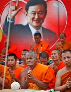 ေမြးေန ့တြင္သက္ဆင္အားေကာင္းက်ိဳးအေထြေထြ ႏွင့္ ခၽြန္ေစျမေစရန္ ဆုေတာင္းေပးေနသည့္ ထိုင္းဘုန္းေတာ္ႀကီးမ်ား