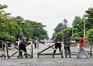 အင္းစိန္ေထာင္ေရွ့သို ့သြားရာလမ္းကို ပိတ္ဆို ့ထားသည္ကိုေတြ ့ရစဥ္ ဓာတ္ပံု-ေအပီ