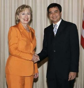 ေဒၚေအာင္ဆန္းစုၾကည္အားျပန္လႊတ္ေပးလွ်င္ ျမန္မာစစ္အစိုးရအေနျဖင့္ အေမရိကန္ ၏ ကူညီ ေထာက္ပံ့မႈ ႏွင့္ ဆက္ဆံေရးမ်ားေကာင္းမြန္လာႏိုင္သည္ ဟု ဖူးခက္ တြင္ေျပာၾကားခဲ့သည့္ ဟီလာရီ ကလင္တန္ ထိုင္း၀န္ႀကီးခ်ဳပ္ ႏွင့္ ျမန္မာ့အေရးေဆြးေႏြးစဥ္