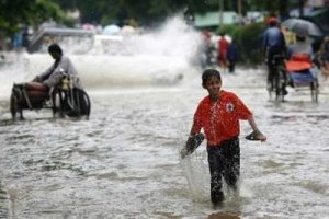 တနဂၤေႏြေန ့ကရန္ကုန္ၿမိဳ ့တြင္မိုးသည္းထန္စြာရြာသြန္းမႈ ေၾကာင့္လမ္းမမ်ားေရလွ်ံမႈ ျဖစ္ေပၚေနပံု ကို ဓာတ္ပံုဆရာတစ္ဦးက မွတ္တမ္းတင္ထားစဥ္