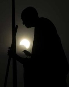 အိႏိၵယ ႏိုင္ငံခ်င္းႏိုင္ၿမိဳ ့ရွိ မဟတၱၱမ ဂႏၵီရုပ္တုႏွင့္ အတူ ေတြ့ရေသာ ေနၾကတ္မႈျဖစ္စဥ္