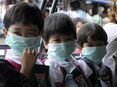 ၀က္တုပ္ေကြး ကပ္ေရာဂါေၾကာင့္ စိုးရိမ္ထိတ္လန္ ့ေနၾကစဥ္ ရဲမႈးႀကီး အျဖစ္မွ ရန္ကုန္တိုင္း အေထြအေထြ အုပ္ခ်ဳပ္ေရးမႈးျဖစ္လာသူ ဦးခင္ေမာင္သိန္္း၏ ေက်ာင္းသားမ်ား မ်က္ႏွာ ဖံုးမတပ္ရ အမိန္ ေၾကာင့္ ေက်ာင္းသားမိဘ မ်ားက စိတ္ပူသျဖင့္္ ကေလး မ်ားကို ေက်ာင္းမတက္ခိုင္းေတာ့ ဟုသိရသည္။