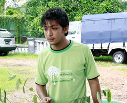 ပရိတ္သတ္ တို့၏ အခ်စ္ေတာ္ျဖစ္လာျခင္းေၾကာင့္ မၾကာခင္ စူပါတန္း၀င္ ေတာ့မည့္ သရုပ္ေဆာင္ ရဲတိုက္ (သူ ့ကိုနယ္ပရိသတ္ တို ့က ကိုရီးယားသရုပ္ေဆာင္ ႏွင့္ တူသည္ ဆို၍ ႏွစ္ၿခိဳက္ၾကသည္)