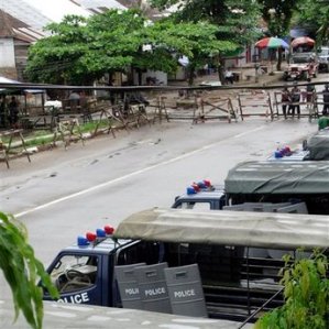 ဇူလိုင္လ ၂၄ ရက္ေန ့က ေဒၚေအာင္ဆန္းစုၾကည္အားအမႈစစ္ေဆးေနစဥ္ အင္းစိန္ေထာင္အနီးခ်ထားေသာ လံုၿခံဳေရးအတားအဆီး