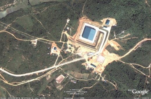 အိုလံပစ္ၿပိဳင္ပြဲမ်ားတြင္ အသံုးျပဳေသာေရကန္ႀကီး ႏွင့္ ဆင္ဆင္တူသည့္ ျမန္မာညဴကလီးယား ဓာတ္ေပါင္းဖို Photo@http://www.armscontrolwonk.com/2407/big-odd-myanmar-box