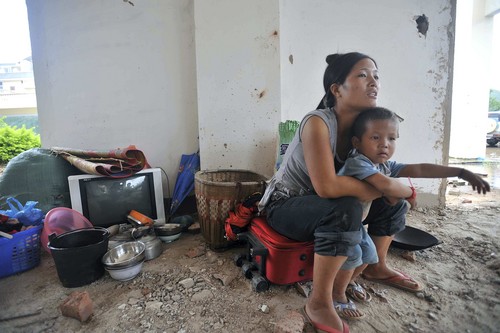 ျမန္မာျပည္အေရွ့ျခမ္းကိုးကန္ ့လက္နက္ကိုင္အဖြဲ ့မ်ားႏွင့္ နအဖ တပ္ဖြဲ ့မ်ားျဖစ္ပြားေနေသာစစ္ပြဲမ်ားအတြင္း တရုတ္ျပည္ နယ္စပ္ ျမိဳ ့နမ့္ဆန္ သို ့ထြက္ေျပးၾကရသည့္ ဒုကၡသည္မ်ား ဓာတ္ပံု - အယ္ေအ တိုင္းမ္