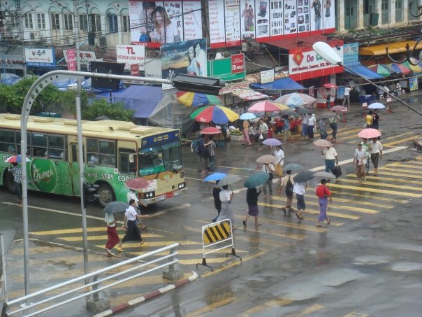 မိုးသည္းထန္စြာရြာ သြန္းသည့္ ေန ့မ်ားတြင္ လမ္းေပၚေရလွ်ံမႈမ်ားေၾကာင့္ လူသြားလူလာမ်ားတိတ္ဆိတ္ေျခာက္ေသြ ့လွ်က္ရွိသည္ ကိုေတြ ့ရသည္