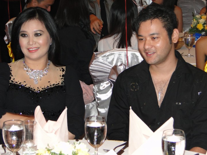 ဧည့္ခံပြဲတစ္ခုတြင္ေတြ ့ရသည့္ ထက္ထက္မိုးဦးႏွင့္ အမ်ိဳးသားမိတ္ေဆြတစ္ဦး