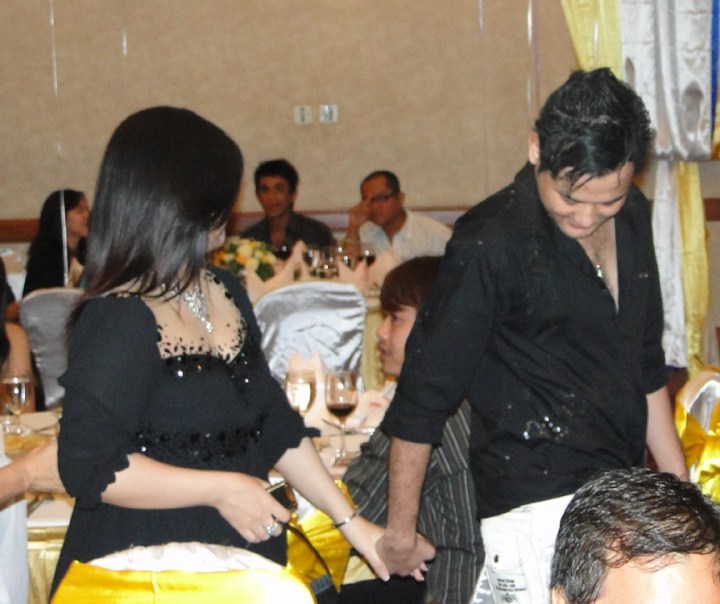 ဧည့္ခံပြဲတစ္ခုတြင္ေတြ ့ရသည့္ ထက္ထက္မိုးဦးႏွင့္ အမ်ိဳးသားမိတ္ေဆြတစ္ဦးပံု (၂)