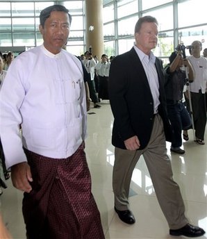 ဒုႏိုင္ငံျခားေရး၀န္ႀကီး ဦးေမာင္ျမင့္က ဂ်င္၀ဘ္ ကိုေလဆိပ္တြင္ လိုက္လံပို ့ေဆာင္စဥ္