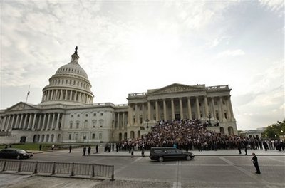ကေနဒီ ၏ ရုပ္အေလာင္း ကိုသယ္ေဆာင္သြားသည့္ ေမာ္ေတာ္ကား ကက္ပီတိုလ္ လႊတ္ေတာ္ အေဆာက္အအံုေရွ့သို ့ေရာက္ရွိလာစဥ္ ဂုဏ္ျပဳဦးညႊတ္ၾကသည့္ လႊတ္ေတာ္အမတ္မ်ား ႏွင့္ ရံုးအဖြဲ ့
