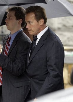 ကေနဒီ ၏ ေနာက္ဆံုး ခရီးသို ့ေရာက္ရွိလာသည့္ ကာလီဖိုးႏီးယားၿပည္နယ္အုပ္ခ်ဳပ္ေရးမႈး ႏွင့္ သရုပ္ေဆာင္ အာႏိုး