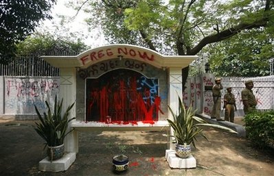 ေဒၚေအာင္ဆန္းစုၾကည္အားေထာင္ဒဏ္အျပစ္ေပးမႈေၾကာင့္ျပည္ပေရာက္ တက္ႀကြသူအခ်ိဳ ့က အိႏိၵယႏိုင္ငံ နယူးေဒလီရွိ္ ျမန္မာ သံရံုးတြင္ သူမအား ခ်က္ခ်င္း လႊတ္ေပးရန္ မႈတ္ေဆးသုတ္ၿပီးေတာင္းဆိုၾကစဥ္ ဓာတ္ပံု-AP