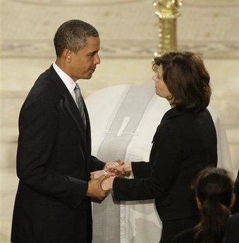 ကေနဒီ ၏ မိသားစု၀င္ မ်ားႏွင့္ေတြ ့ဆံု အားေပးေနေသာ အိုဘားမား