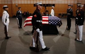 ေဘာ္စတြန္ တြင္ ထားရွိေသာ ရုပ္အေလာင္းကို ဂုဏ္ျပဳတပ္ဖြဲ ့မွ ယေန ့မနက္ပိုင္းတြင္ ဂုဏ္ျပဳစဥ္ 