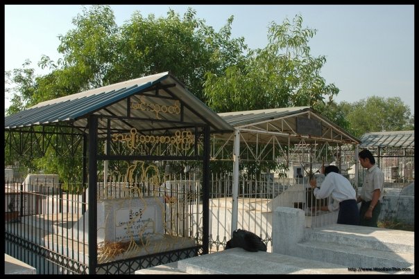 ကြယ္လြန္ျခင္းငါးႏွစ္ျပည့္ျမန္မာစာ ဆိုမင္းသု၀ဏ္၏ ေနာက္ဆံုးလဲေလွ်ာင္းရာကို ေရေ၀း သုႆန္ တြင္ေတြ ့ရစဥ္