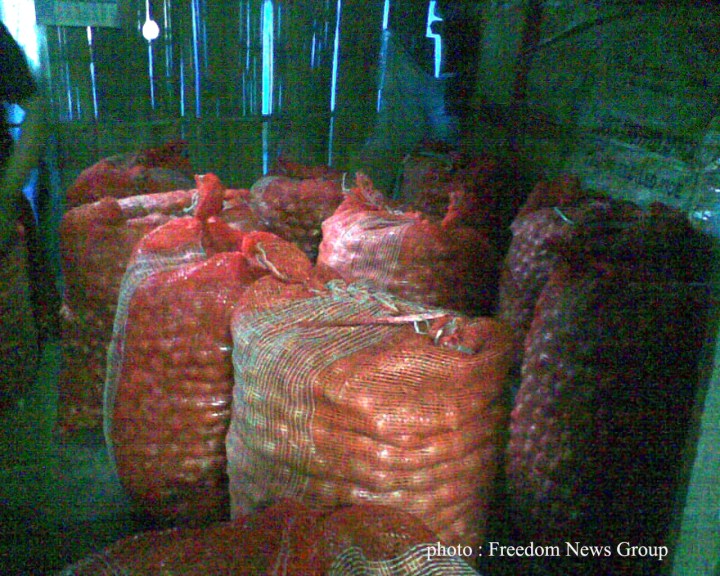 ေရႊထက္ရွားေတာ့မည္ဆိုသည့္ သတင္းေၾကာင့္ ရန္ကုန္တြင္ၾကက္သြန္နီ ေလွာင္ထားသည့္ပြဲရံုတစ္ခုကိုေတြ ့ရစဥ္