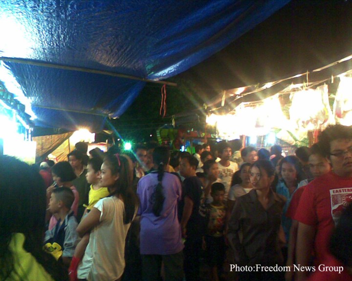 ဘုရင္မပြဲ ဟုေခၚသည့္ ထိုင္းမိဖုရားႀကီး ၇၇ ႏွစ္ေျမာက္ေမြးေန ့ပြဲတြင္ မဲေဆာက္ေရာက္ျမန္မာ အလုပ္သမားတို ့အားလပ္ရက္ရသျဖင့္ ပြဲေစ်းတန္းတြင္လည္ပတ္ၾကစဥ္