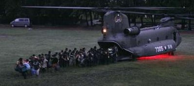 ထိုင္၀မ္ႏိုင္ငံတြင္လူ ခုႏွစ္ဆယ္ေက်ာ္ေသဆံုး၍ ရာႏွင့္ခီ်ေပ်ာက္ဆံုးေနေသာ မိုရာကြတ္ အမည္ရွိ တိုင္ဖြန္းမုန္တိုင္း တိုက္ခတ္ေနစဥ္ အတြင္း စစ္တပ္က အကူအညီေပးေနပံု