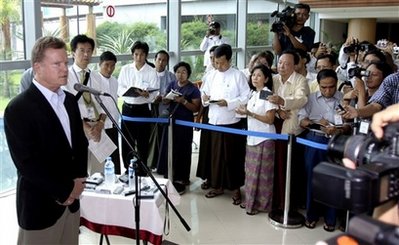 ရန္ကုန္ေလဆိပ္မွ မထြက္ခြာခင္ အထူးစီမံထားေသာ သတင္းစာရွင္းလင္ပြဲ ဥ္ စာနယ္ဇင္းဆရာ ဆရာမ်ား ႏွင့္ ေတြ ့ဆံုေနသည့္ ဂ်င္၀ဘ္ Photo:AP