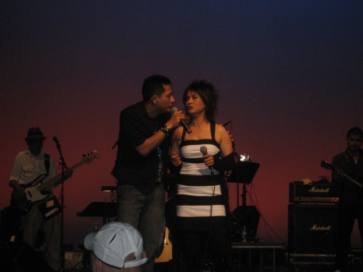 အေမရိကန္ ႏိုင္ငံေလာစ္ဇင္းဂ်လိစ္ရွိ ဂီတေဖ်ာ္ေျဖပြဲတစ္ခုတြင္ေတြ ့ရသည့္ စိုးသူႏွင့္ ထြန္းအိၿႏိၵာဘို Photo:Mara & Kha Entertainment