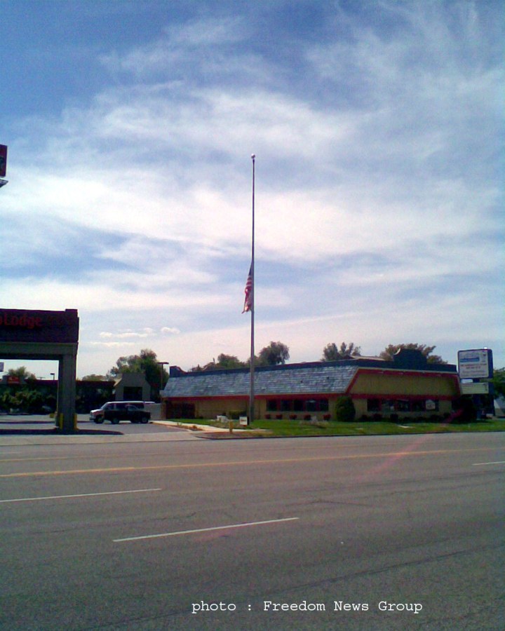 ကေနဒီ ကြယ္လြန္သည့္ အတြက္ ၀မ္းနည္းပူေဆြးေၾကာင္းျပသသည့္ အထိမ္းအမွတ္အျဖစ္ ေဘာ္စတြန္ အမ်ိဳးသားစာၾကည့္တိုက္ေရွ့တြင္ အလံအားတိုင္၀က္ေလွ်ာ့ခ်ထားစဥ္