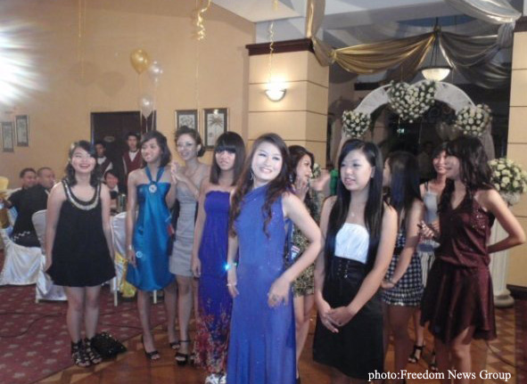 အျခားေသာေမာ္ဒယ္ သရုပ္ေဆာင္မ်ားႏွင့္ အတူေတြ ့ရသည့္ ေမာ္ဒယ္၀တ္မႈန္ေရႊရည္ ၏ေမြးေန ့ပြဲ