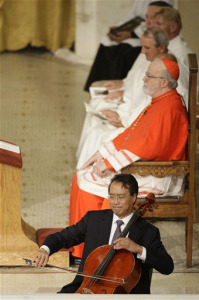 ကေနဒီ ၏ ေနာက္ဆံုးခရီးတြင္ ေတးဂီတ ေဖ်ာ္ေျဖေပးေန သည့္ ကမာၻ ့ဂႏၱ၀င္ ခ်ယ္လိုပညာရွင္ ယိုယိုမား