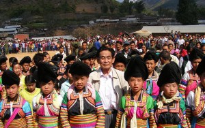 ေဖေဖၚ၀ါရီလ က ဗမာျပည္ကြန္ျမဴနစ္ပါတီ မွခြဲထြက္ျခင္း ႏွစ္ႏွစ္ဆယ္ျပည့္ေျမာက္တြင္ ကိုးကန္ ့ တိုင္းရင္းသား ကေလးငယ္မ်ားႏွင့္ ေတြ ့ရသည့္ ဖုန္ၾကားရွင္