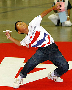 ဂ်ပန္ႏိုင္ငံ အိုရီဂါမီ စကၠဴေလယာဥ္ ၿပိဳင္ပြဲတြင္ ထိုင္းႏိုင္ငံကိုယ္စားျပဳပါ၀င္ ယွဥ္ၿပိဳင္ေနေသာ ျမန္မာႏိုင္ငံဖြား စကၠဴေလယာဥ္ ခ်ံပီယံ ေမာင္ေသာင္းဒီ ဓာတ္ပံု - CNEWS