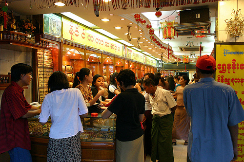 ငါးေထာင္က်ပ္တန္ ေငြစကၠဴထြက္ရွိမည့္ သတင္းေၾကညာခ်က္ထြက္ရွိမလာခင္ က ေတြ ့ရသည့္ ရန္ကုန္ၿမိဳ ့မွ ေရႊဆိုင္တစ္ဆိုင္