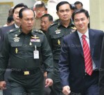 ကုလ အစည္းအေ၀းသို ့သြားရန္ ေလဆိပ္သို ့ထြက္ခြာသည့္ အဘိဆစ္ အား ကာကြယ္ေရးဦးစီးခ်ဳပ္ အႏူေပါင္ ပိုခ်င္ဒါက လိုက္ပါပို ့ေဆာင္ႏႈတ္ဆက္စဥ္ ဓာတ္ပံု-ေနရွင္း 