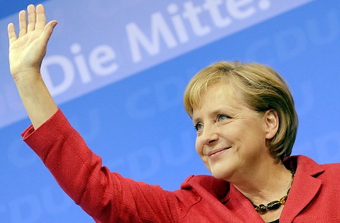 ဒုတိယ အႀကိမ္ေျမာက္ ဂ်ာမန္ အဓိပတိ အျဖစ္ ေရြးေကာက္တင္ ေျမွာက္ျခင္းခံ ရသူ အန္ဂ်လာ မာကယ္ အား ခရစ္ယန္ ဒီမိုကရက္တစ္ ပါတီမွ ေထာက္ခံသူမ်ား ႏွင့္ အတူ ေတြ ့ရစဥ္