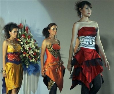 ျမန္မာႏိုင္ငံ ကုန္သည္ ႏွင့္ စက္မႈလုပ္ငန္းရွင္ မ်ားအဖြဲ ့ခ်ဳပ္ မွ စက္တင္ဘာလ ၂၆ ရက္ေန ့တြင္က်င္းပသည့္ ASEAN Fashion Plus ပြဲေတာ္ တြင္ ျမန္မာဒီဇိုင္နာ မ်ား၏ လက္ရာႏွင့္ အတူေတြ ့ရသည့္ ေမာ္ဒယ္မ်ား